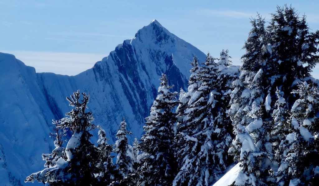 Le Pécloz perce le ciel