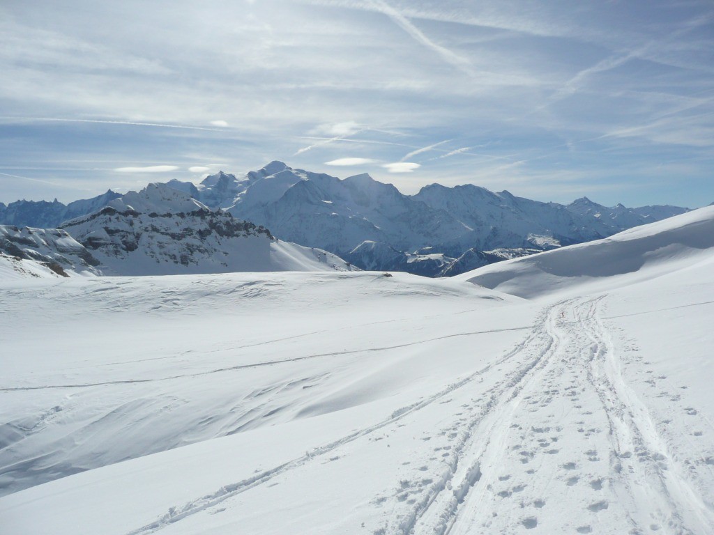 La trace aux abords du col du Colloney, surplombée par le massif du Mont Blanc, majestueux.