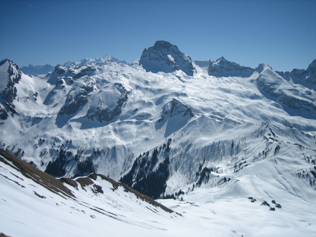 Pointe Percée, et en arrière-plan, le Mont-Blanc
