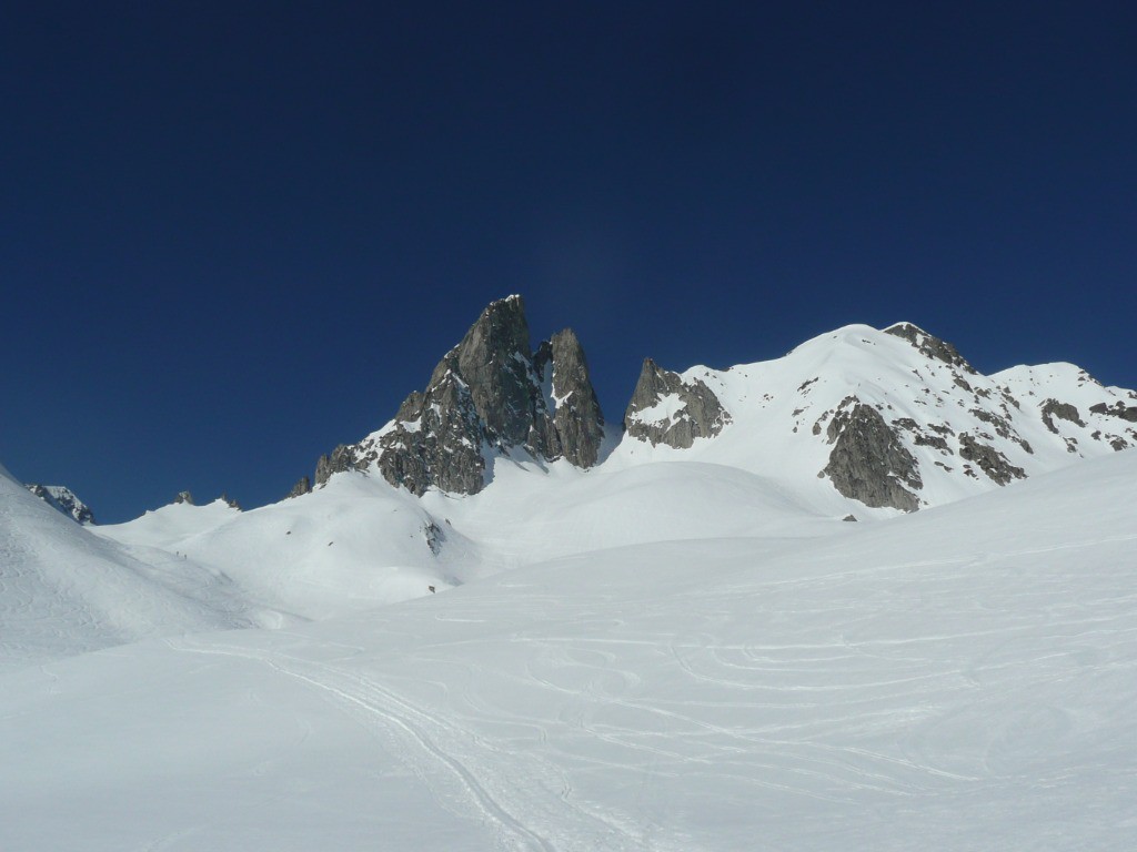 panorama de gauche à droite : col de la Valette - aiguille de la Balme, coup de Sabre, pointe de la Balme