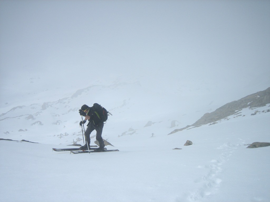 Arrivée à hauteur du passo Tre Cappuccini (3241 m). Certains sont montés avec les couteaux, d'autres en crampons droit dans la pente (neige portante). Le brouillard avance par nappes.