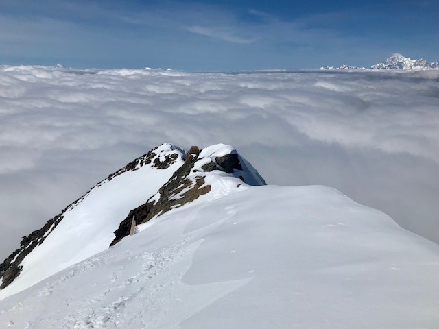 Mont-Blanc, en arrière-plan, à droite.