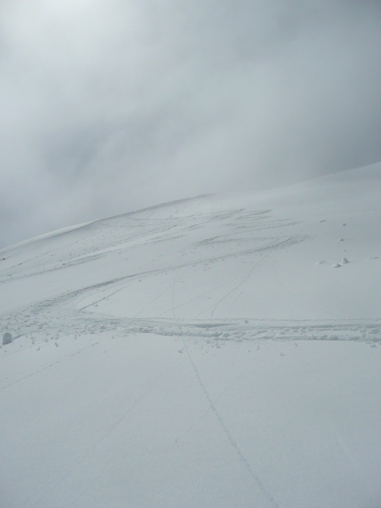 Deuxièmes traces moins belles en neige *** vers 2500 (ensuite ce sera en neige **).