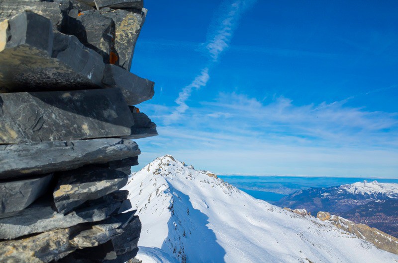 Cairn et vue sur la Riviera