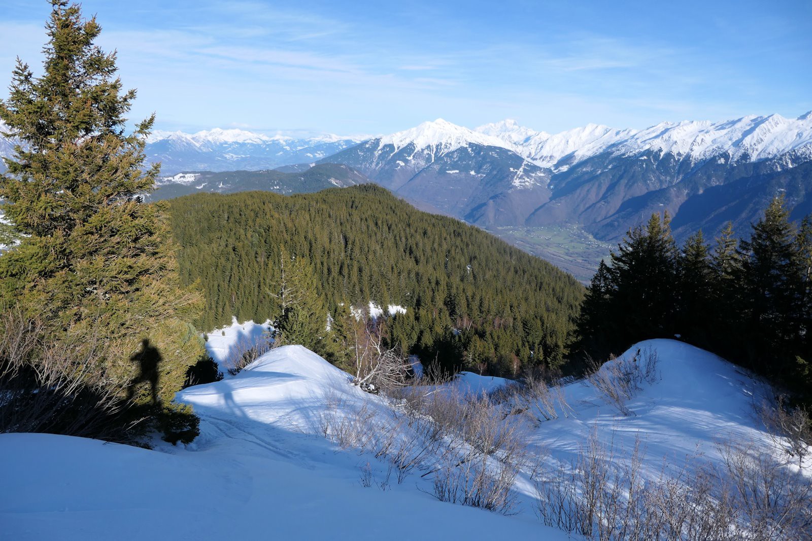 Descente en neige croûtée sur le Col du Champet. 