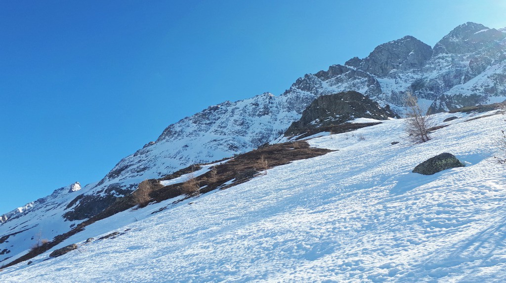 Passage du Midi et coup d'œil sur les traces : plaisir du skieur d'hiver