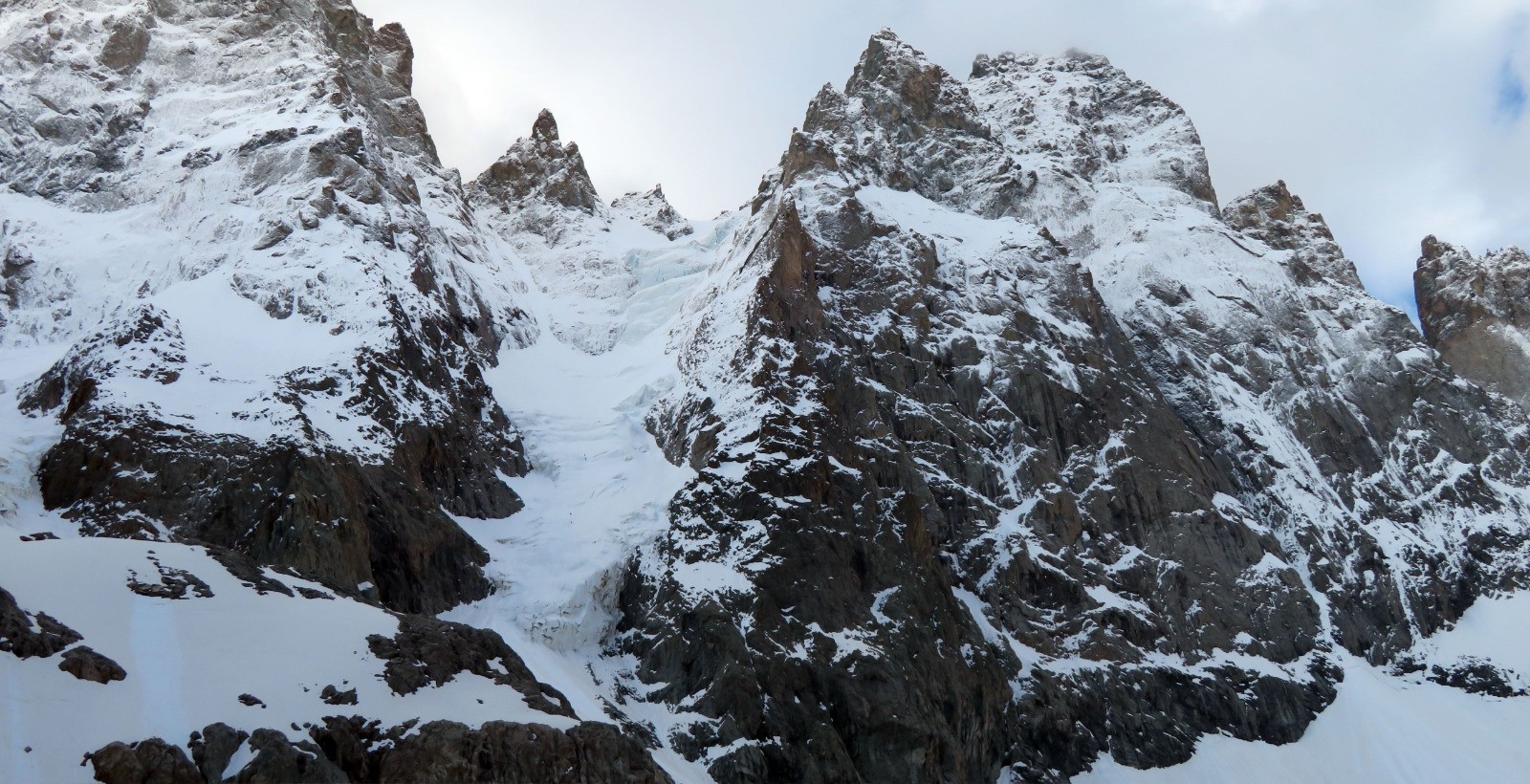 Grimpeurs (7) dans le couloir Nord du col Est du Pelvoux