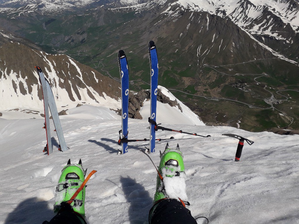 Skis laissés 100m sous le sommet