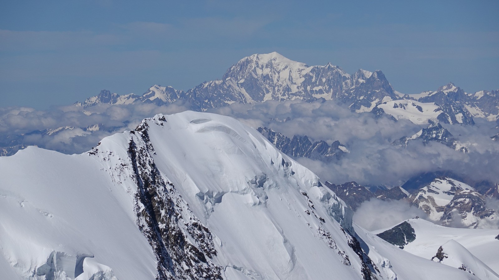 Liskamm occidentale et Mont-Blanc pris au téléobjectif
