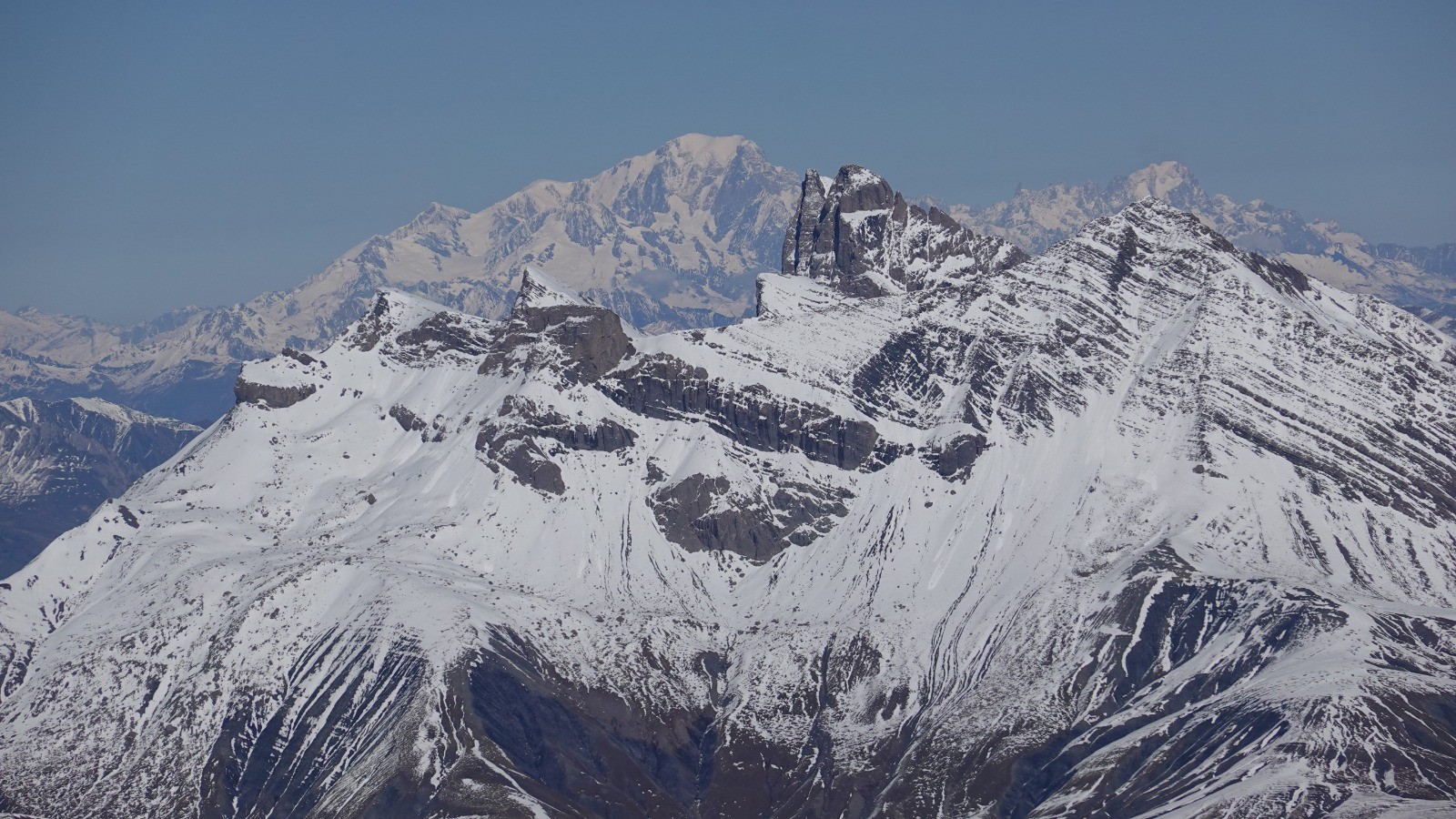 Aiguilles d'Arves et Mont-Blanc au téléobjectif