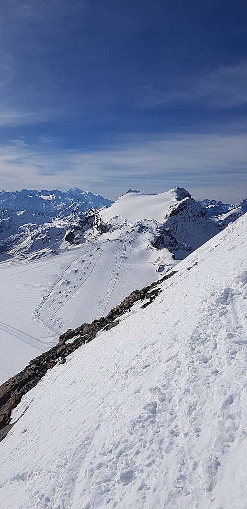 Installation de ski d'été de Glacier3000 vu depuis l'Olderhorn