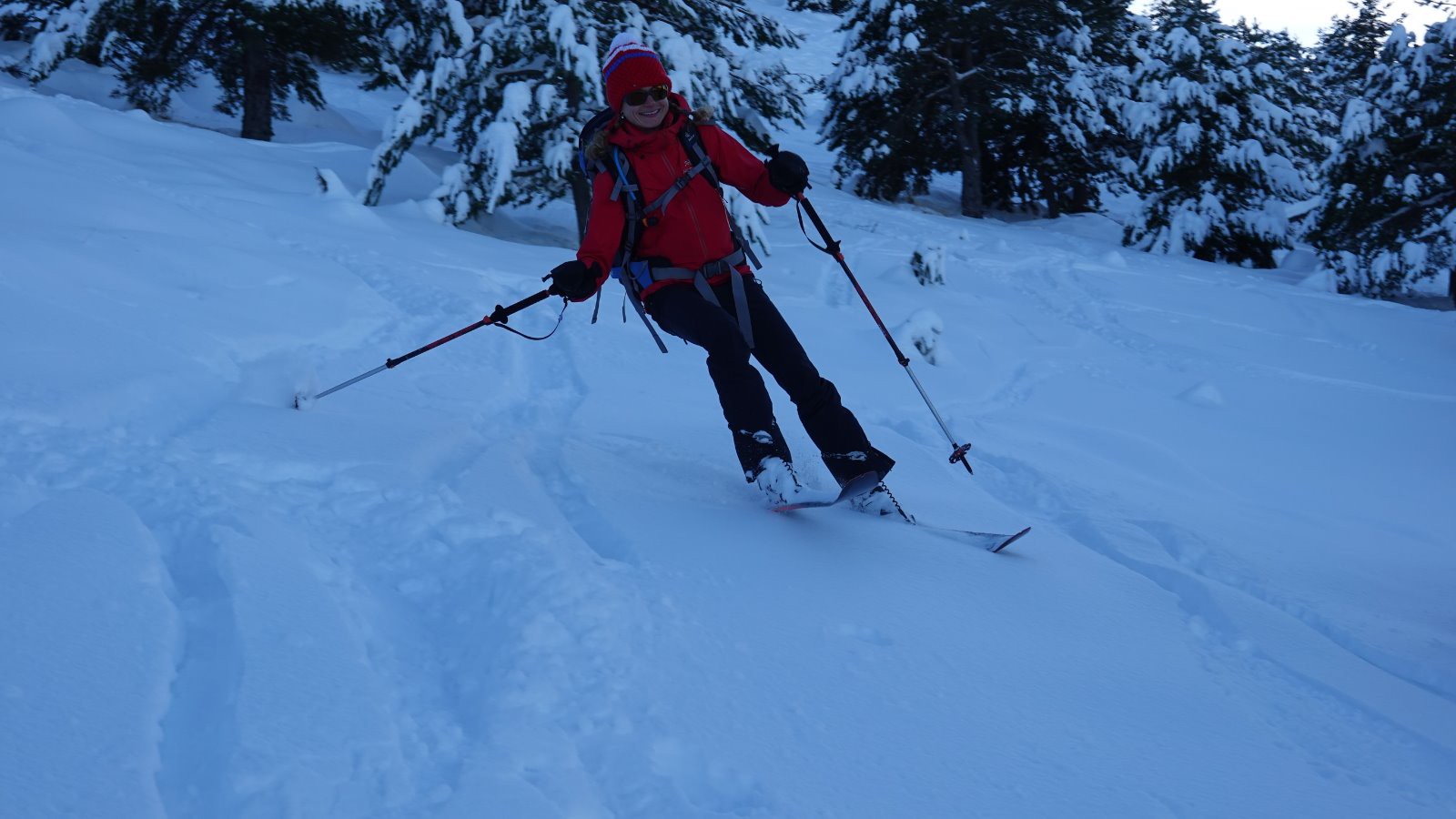 Maryline contente de ressortir les skis