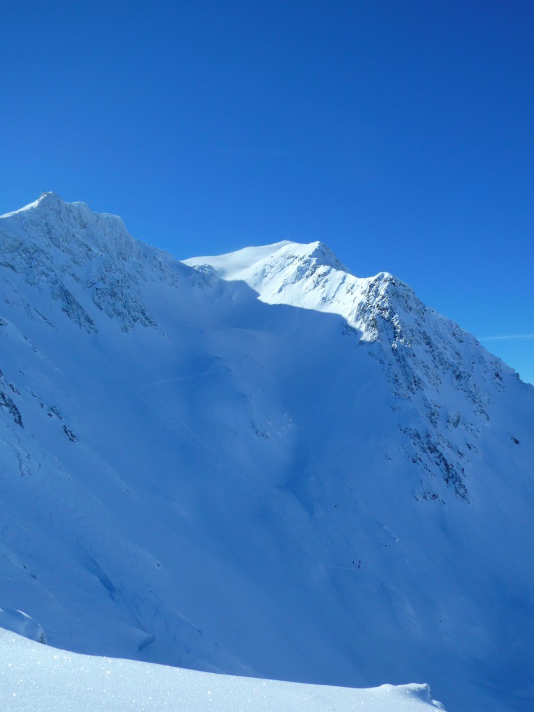 La FN du Grand Mont est tracée par trois randonneurs