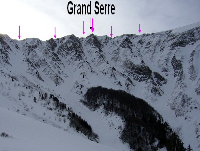 Face Nord du Grand Serre vu d'en bas. Les flèches marquent les différentes entrées possibles. 
Le sommet est au niveau de la flèche noire.