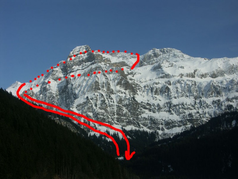 La remontée et la descente de l'Ammerten sont cachés par la crête devant, on voit le col de la montée(séracs), puis l'arête sommitale qui se parcourt donc de gauche à droite et la pente NNW de descente.