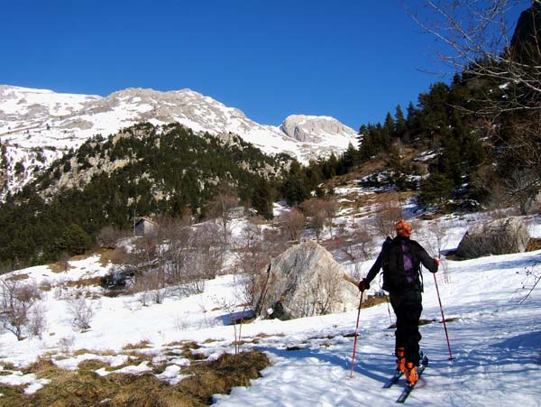 Le refuge 1526m et tout au fond le rognon rocheux Est de la Cima delle Saline avec sa  grande pente tout à sa droite.