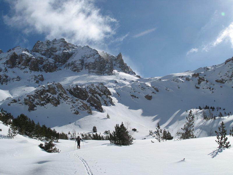 Le Col à droite, fin du vallon : la petite barre se contourne à l'extrème gauche de la photo.
le 06.03.2010