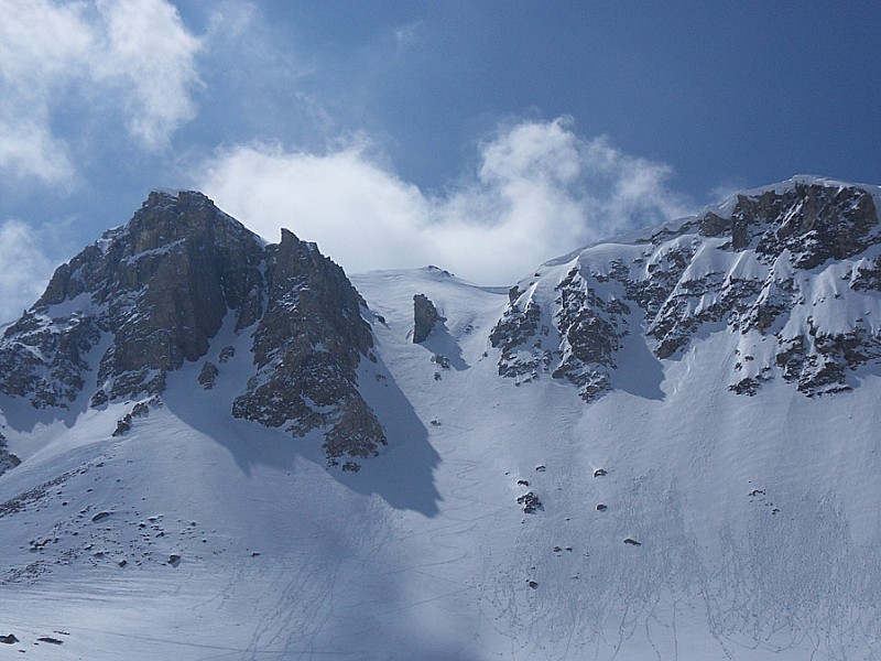 On passe à gauche de l'éperon rocheux qui dépasse pendant la montée pour aller en direction du sommet.