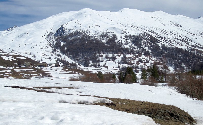 Crête de Dormillouse depuis le début des pistes de ski de fond de Cervières. On aperçoit les chalets du Bourget au pied du versant O.
