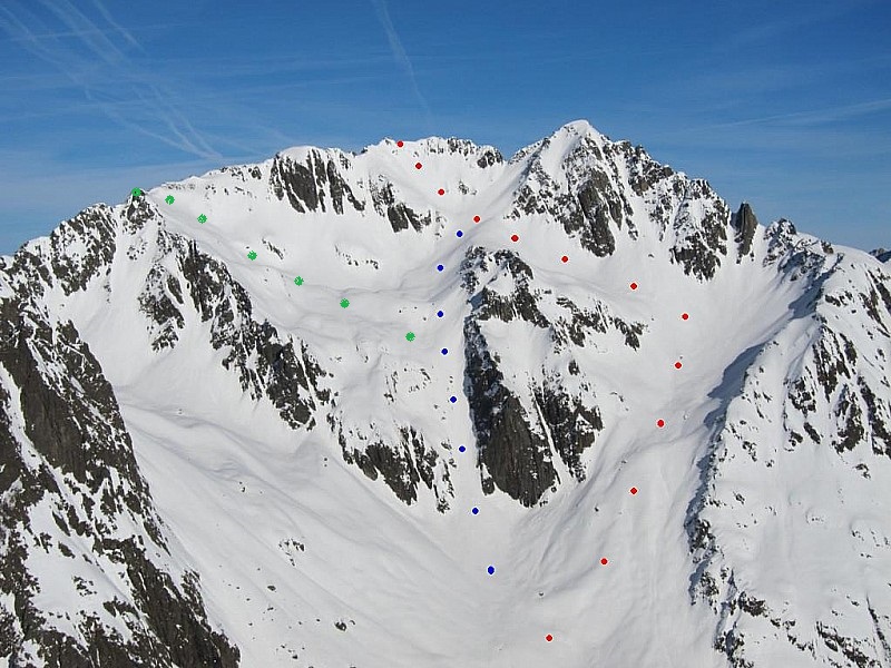 En rouge, l'itinéraire de montée, en Bleu, une variante de descente et en Vert, l'itinéraire de la Pte 2613m.