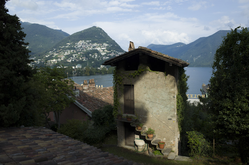 Le Monte Brè vu depuis Lugano. Le village d'Aldesago se trouve à mi-pente, le village de Brè Paese est caché derrière le sommet.