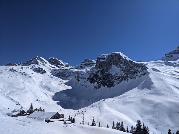 vue d'ensemble de l'itineraire, a gauche le ruchstock au centre derriere le lauchernstock