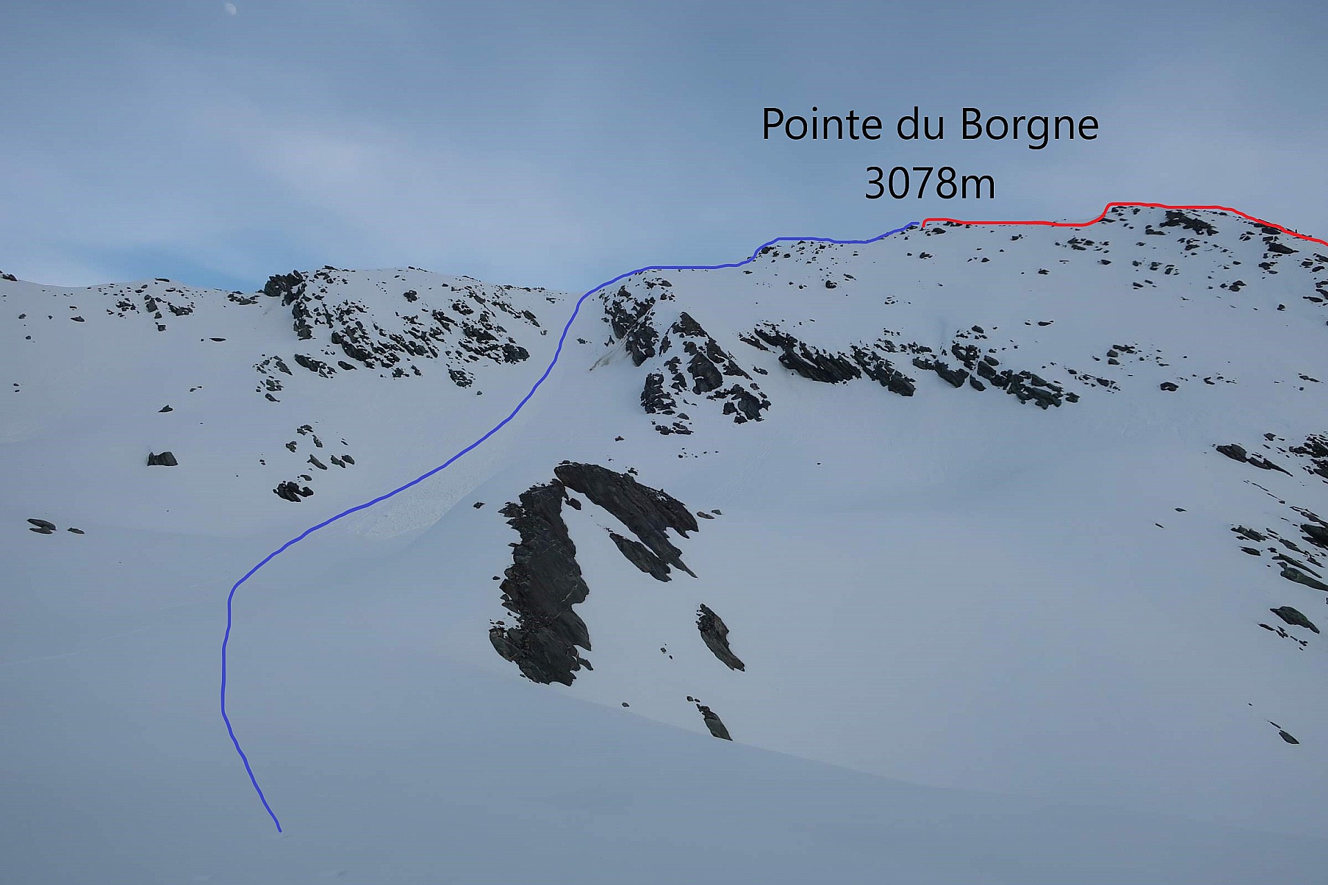 Pointe du Borgne face Nord : en rouge la montée possible par l'arête Ouest, en bleu la descente Nord