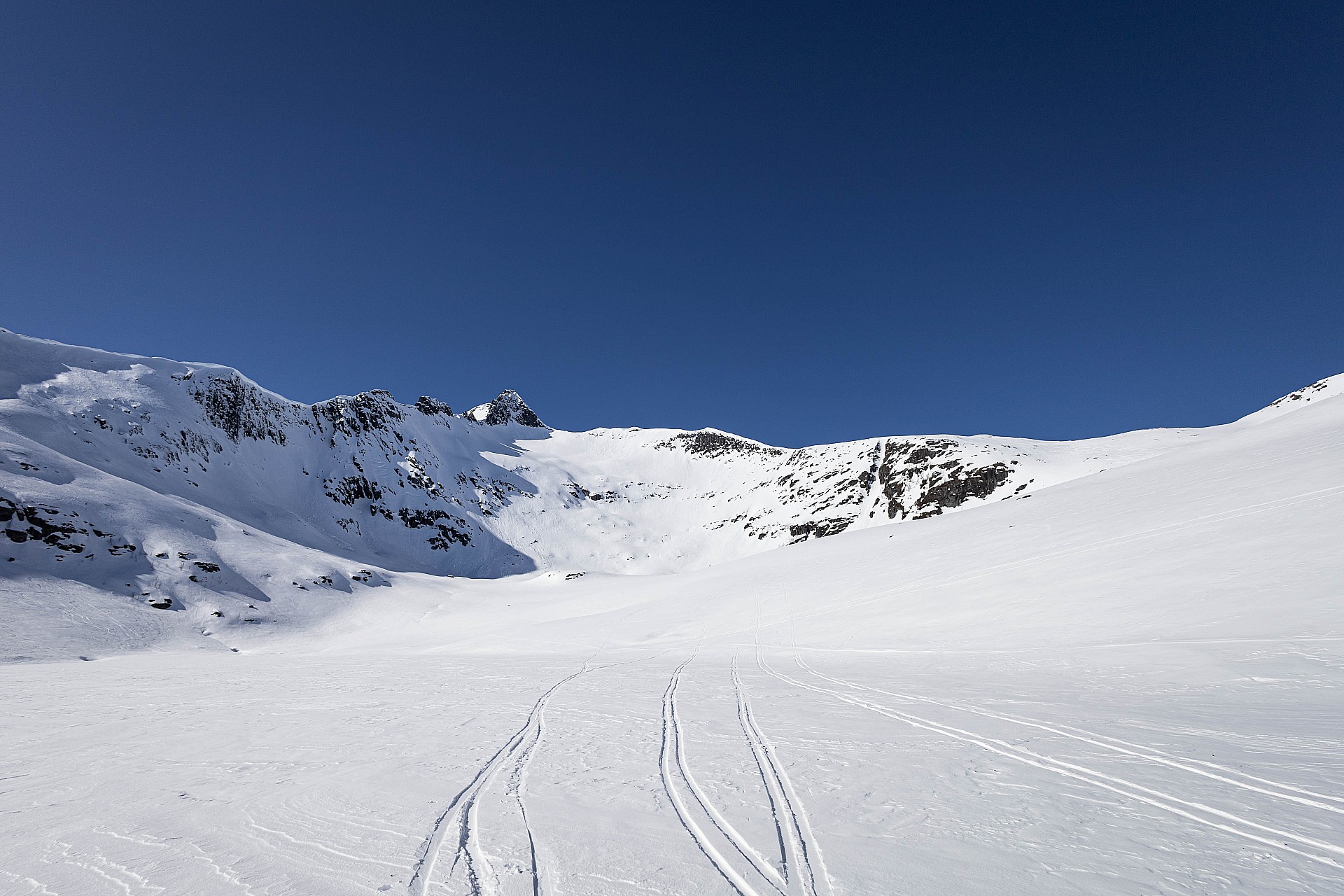 Vu depuis le lac, Skardelvfjellet sur la gauche, Keipen au centre et le collu 600 est sur la droite.