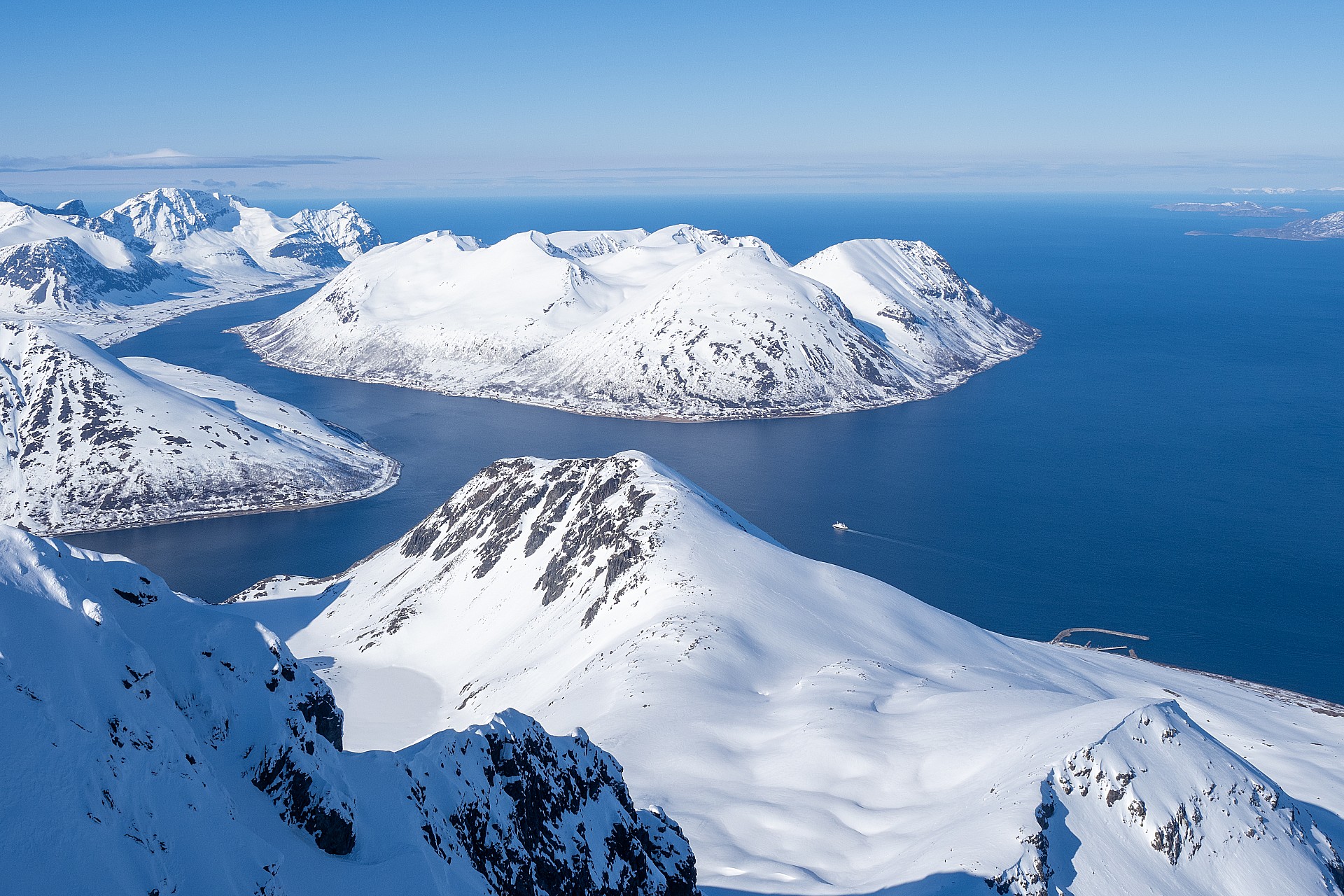 Vue du sommet du Kågtinden vers l'E