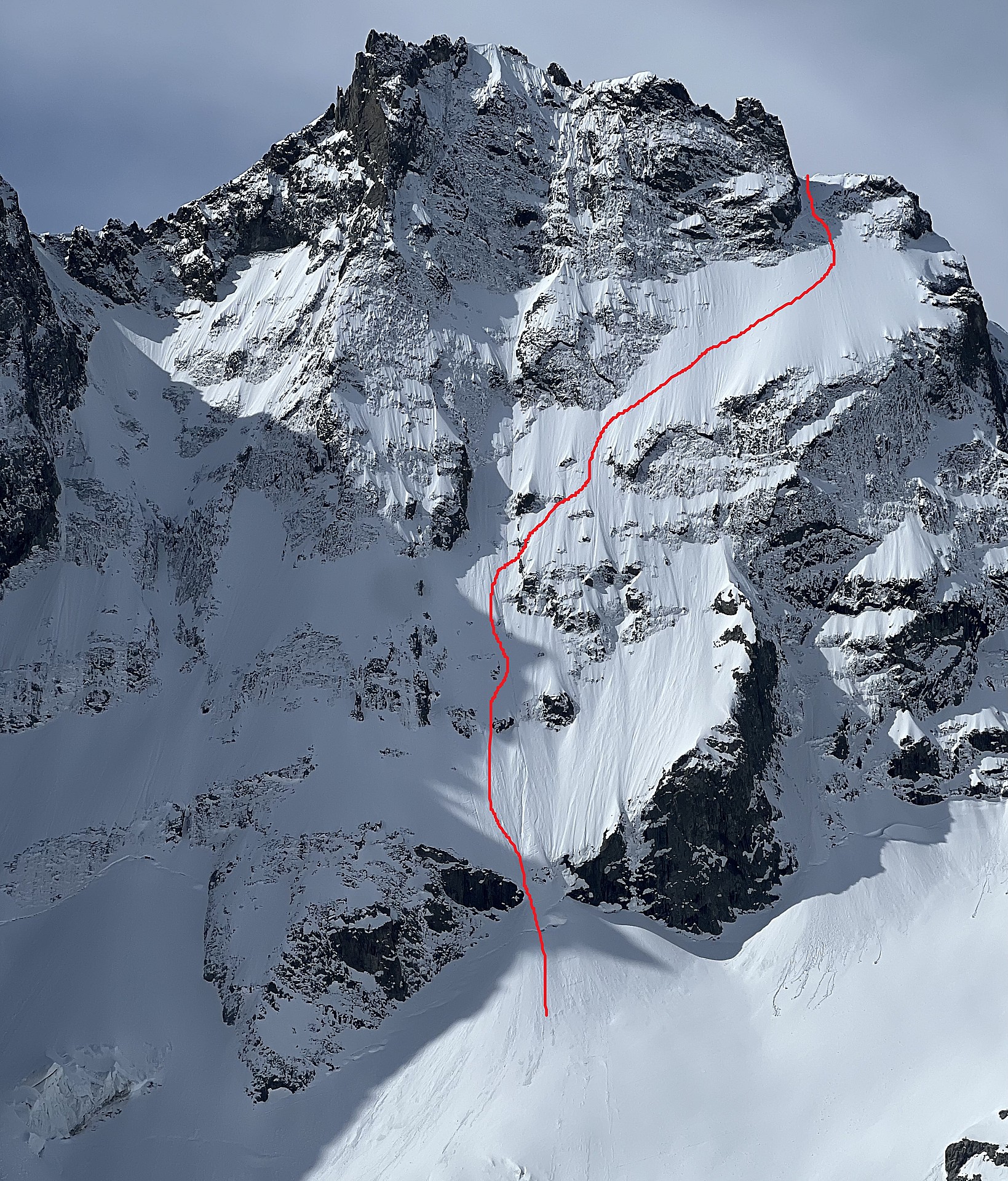 La face Nord du Pic Maître. Le col du diable est bien visible à gauche. © Quentin Degrenelle