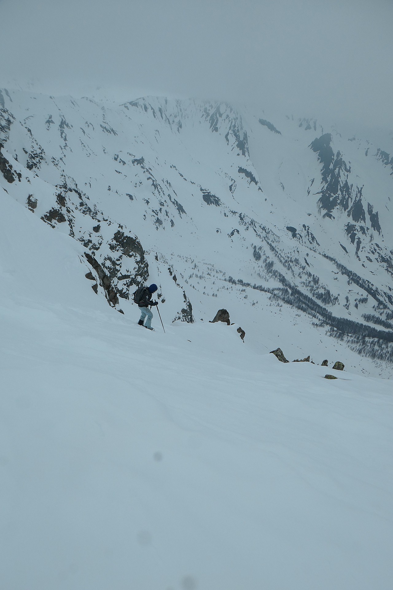 Entrée du couloir Nord (deux options, à gauche du skieur, entrée directe du couloir étroite, à droite, dans la face plus large avant de rejoindre le couloir); 