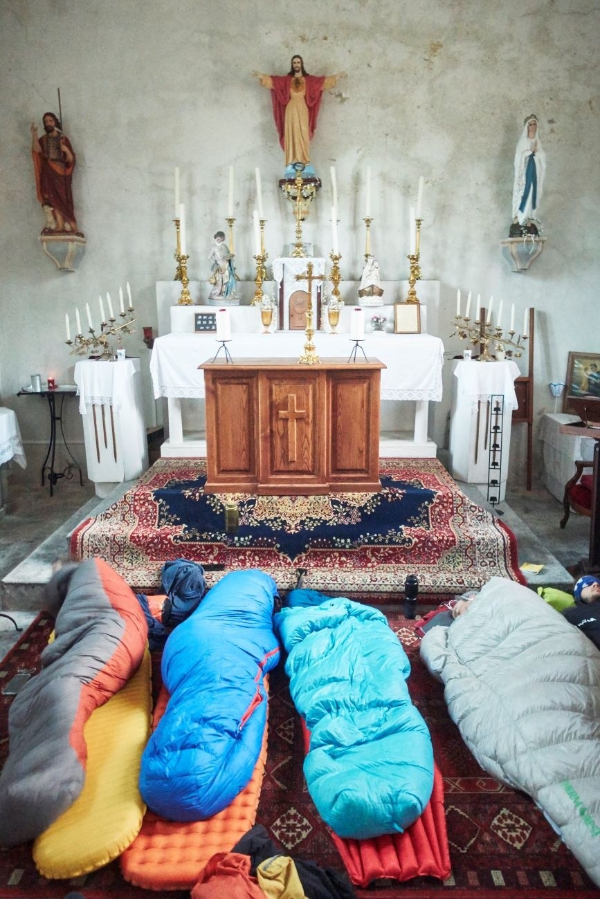 Trans-Corsica à vélo-ski 🚴⛷️ - On nous avait proposé d'installer nos tentes dans l’herbe autour de l’église.
Après les avoir plantés, de nuit, une dame s’arrête : « mais vous n’allez
pas dormir ici. Voici les clés, allez dormir à l’intérieur… »
