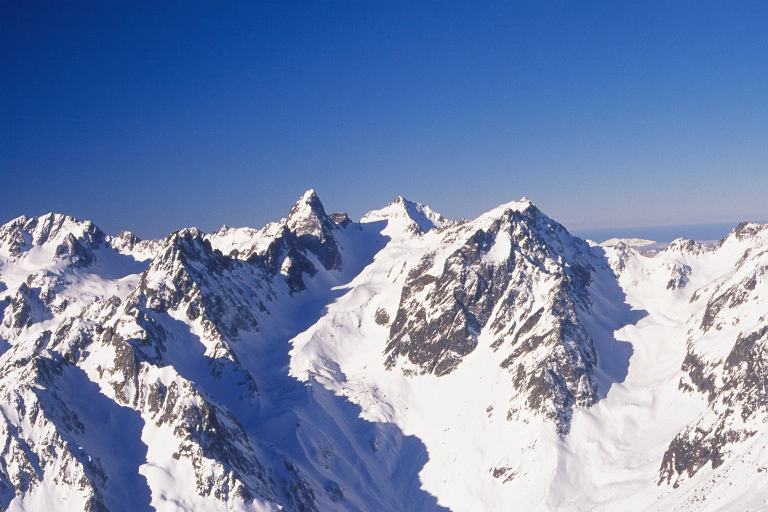 combe des Roches : La combe des roche dans son intégralité : col de Comberousse à gauche, col du Gleysin à droite. Photo aérienne de Michel Caplain.