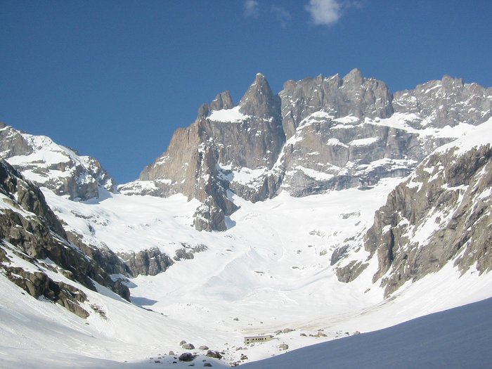 La meije depuis les étançons : La Meije et la brêche de la Meije derrière le refuge du Châteleret