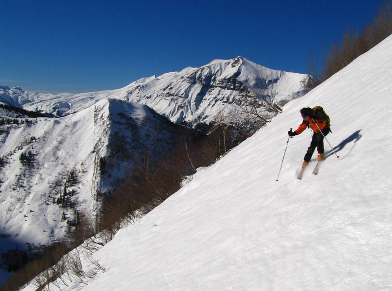 Bas de la face : En arrière plan à droite le Mt Jolly, à gauche en dessous, le Mt Truc et sa face Est plongeant sur Miage.