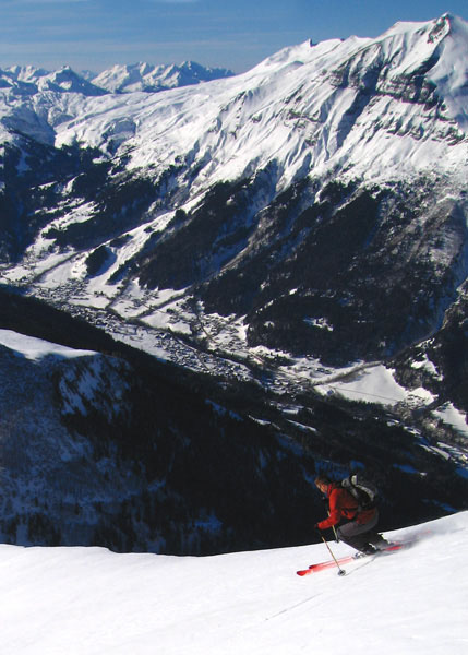Haut de la face : Au fond Les Contamines et à droite le Mt Jolly 2525m.