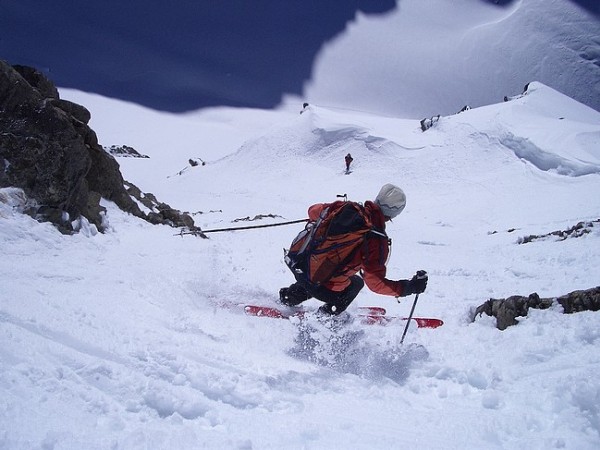 Couloir S du Pic Lamartine : Marika dans les 30 premiers mètres d'un des couloirs S du Pic Lamartine. Bonne neige de printemps à cet endroit.