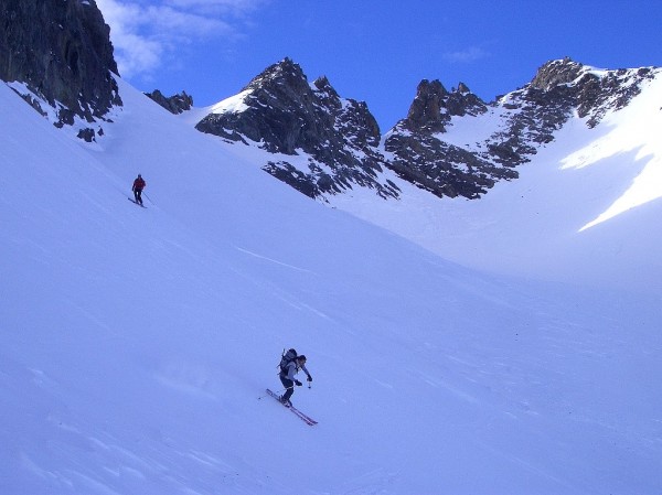 Face E du Col de la Balmette : De nombreuses plaques sont parties sur les versants N de la combe E menant au col de la Balmette, nous offrant une neige dure à souhait.