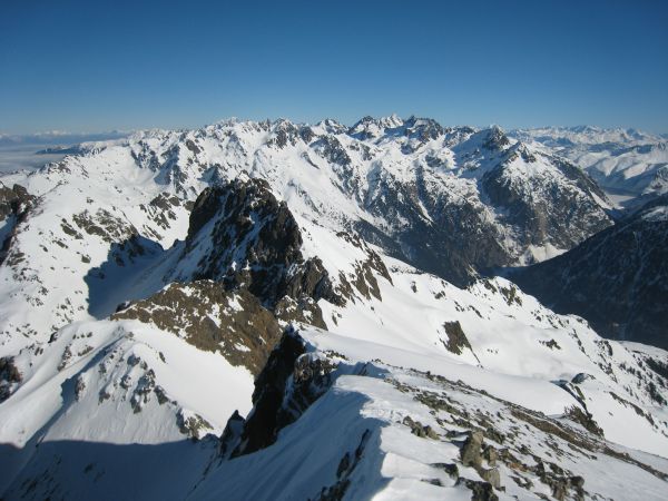 Coup d'oeil vers le NE : Aperçu des faces S de Belledonne N