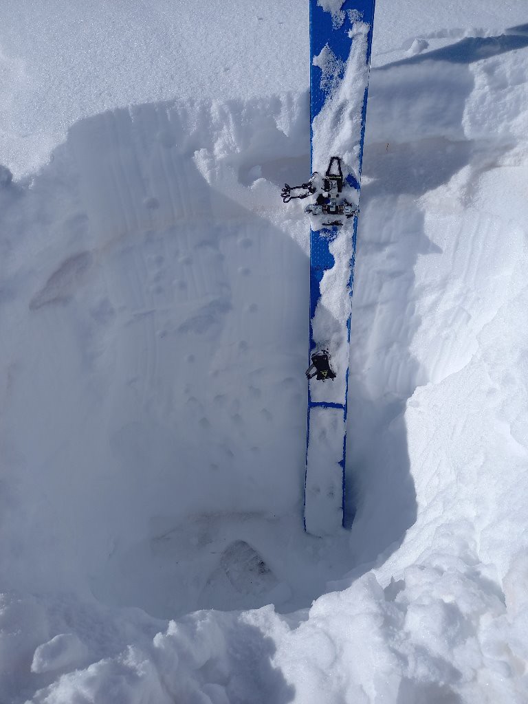 Sous la marque, sur la neige des skis : 50 cms de neige sans cohésion !
