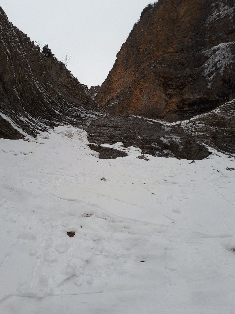Le passage de la "cascade" vu d'en bas. Les gradins par lesquels je suis passé en "dry-skiing"sont au centre de la photo.
