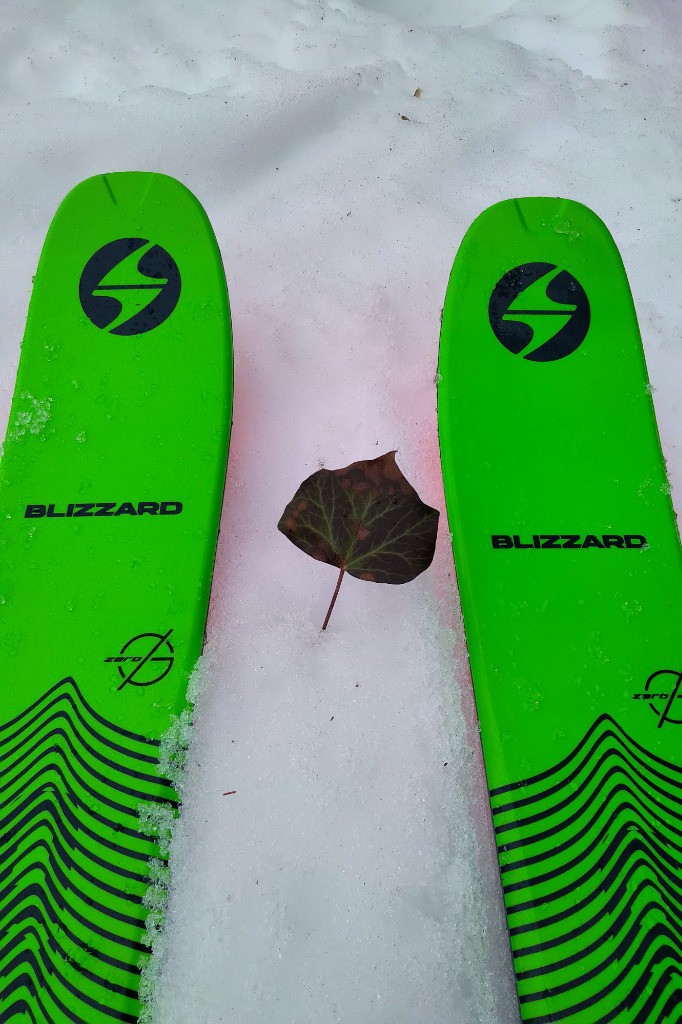 Feuille à la couleur des skis !