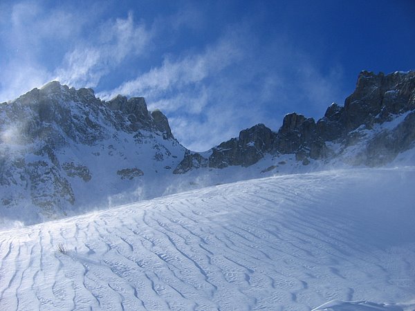 Col des Chasseurs : Neige soufflée et foehn tempétueux au sommet des Aiguilles de la Pennaz
