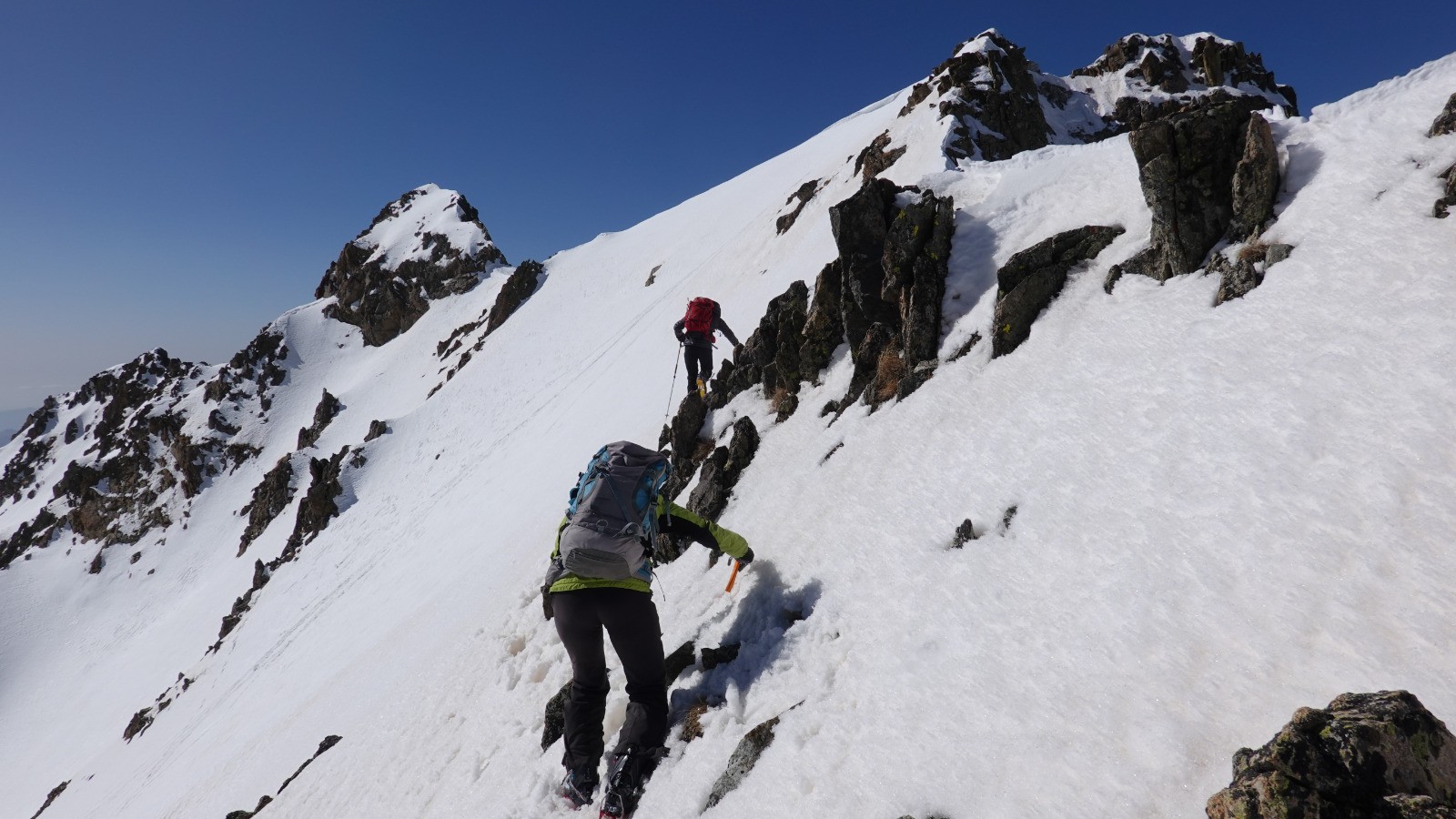 Progression en crampons jusqu'au sommet du Mont Ponset