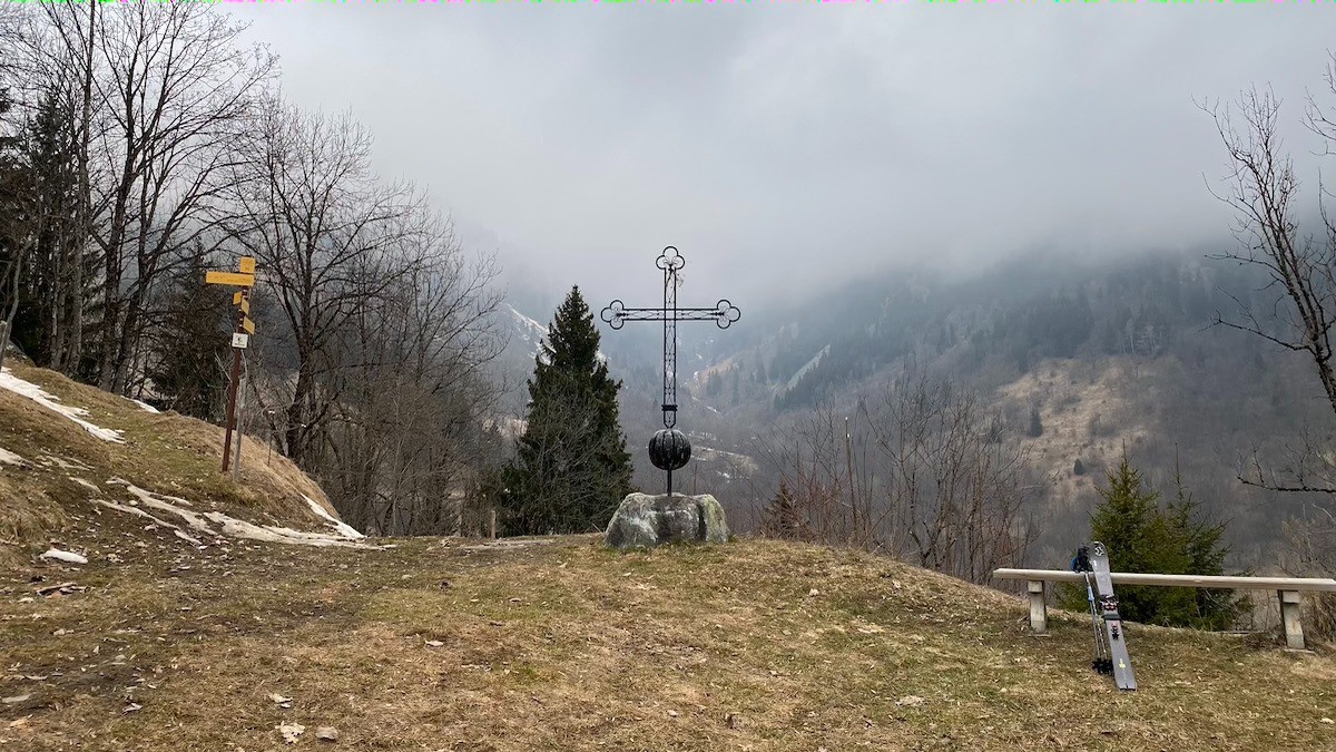 La croix des Charrières au sortir du village.
