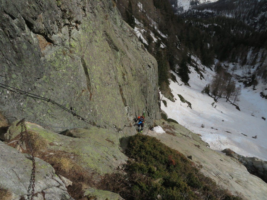 Passage équipé qui permet de reprendre pied sur la neige en contrebas, juste avant la forêt.