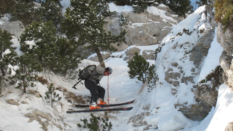 Couloir Rectiligne : L'Ourien en perdition tente de sauver le #NIS (toute ressemblance avec une précédente sortie serait purement fortuite ;-)) [http://www.skitour.fr/photos_courses/rappel-de-chamechine,2871-5.jpg]