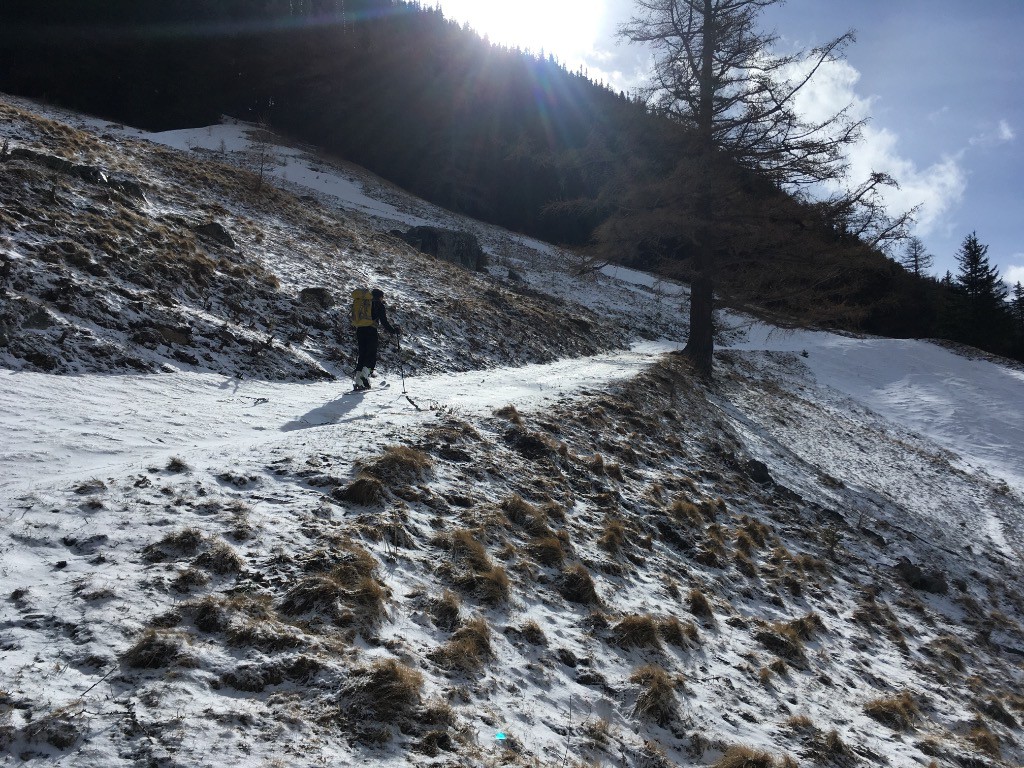 Peu de neige sur le sentier au départ du col de la Forclaz