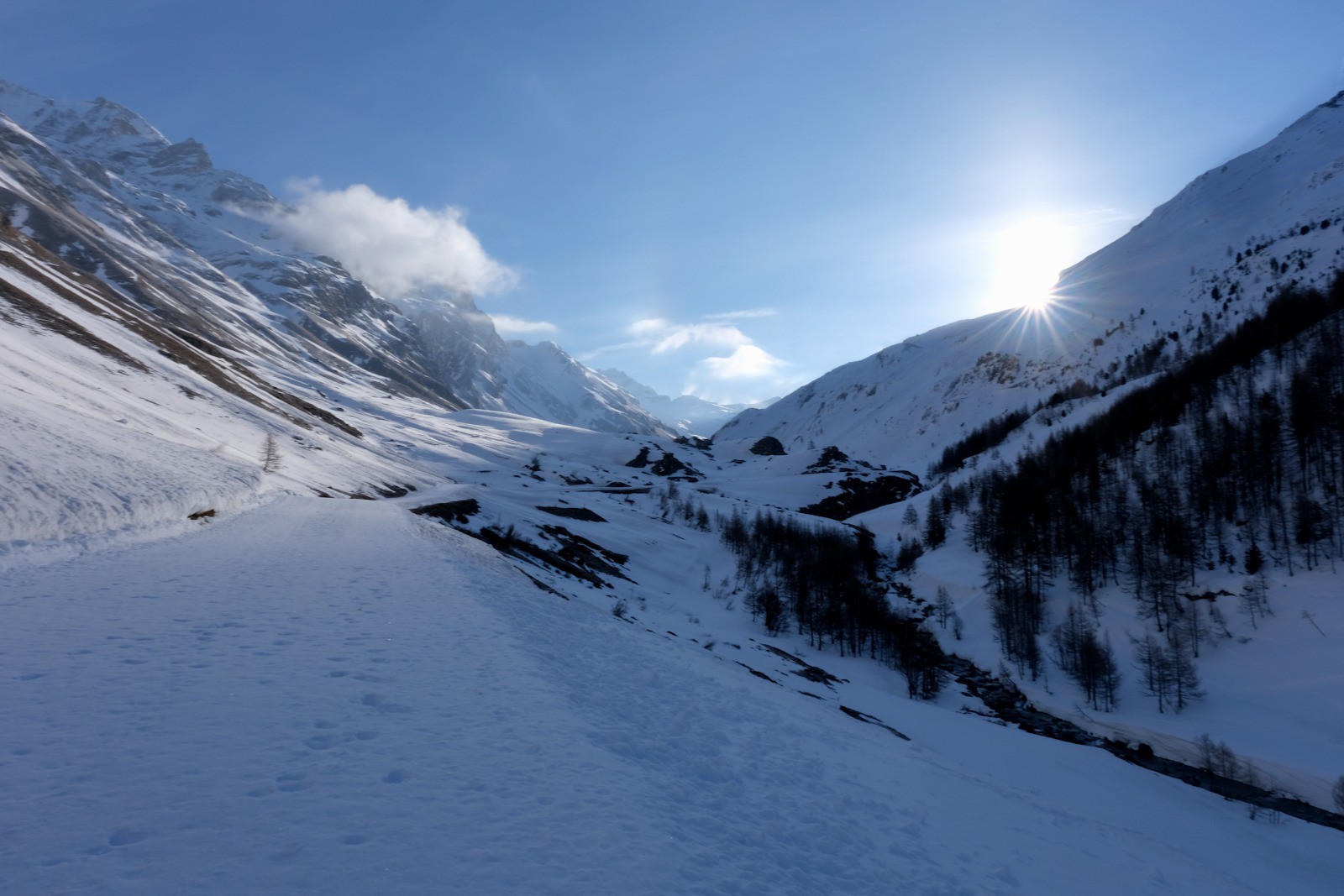 Les sommets avallins s'extirpent des brumes et nous chaussons les skis au parking du Fornet, dans une ambiance hivernale.