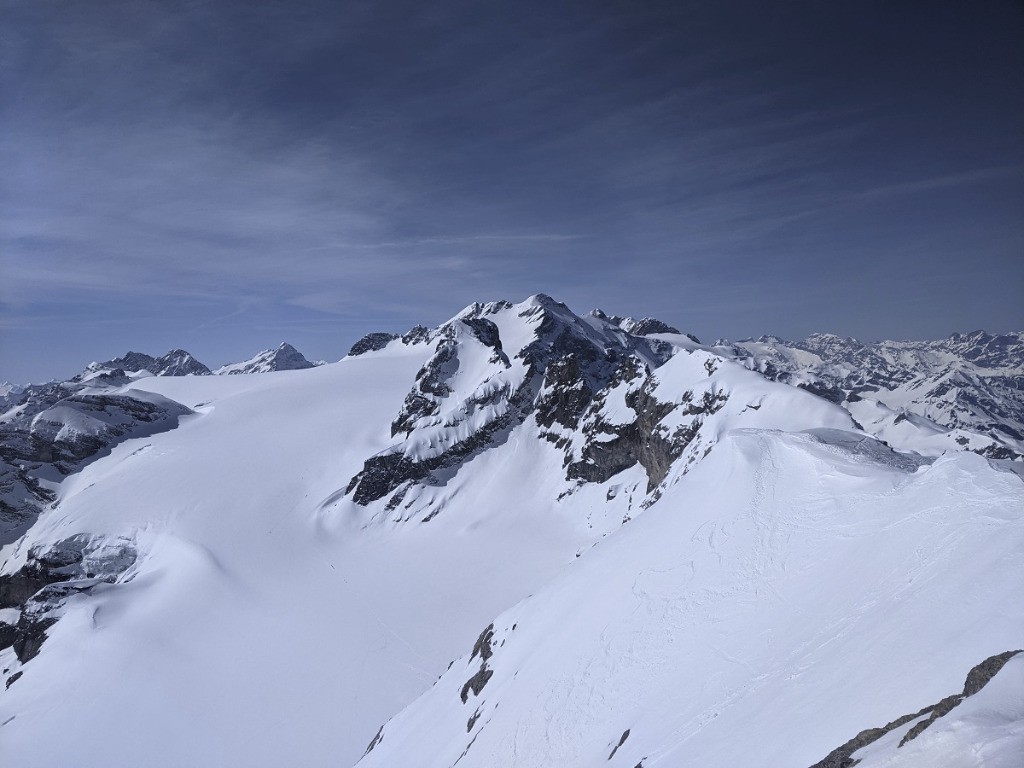 Vue sur le clariden et vue sur la descente SE sur le glacier claridenfirn (au premier plan)